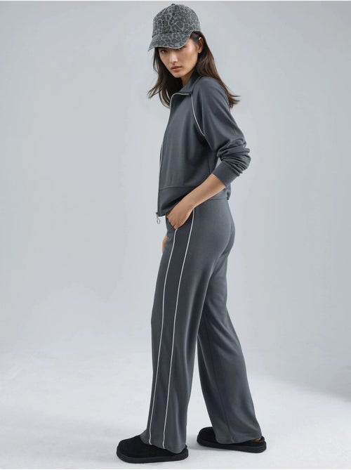 Ensemble deux pièces taille haute jambes larges avec col zippé hiccup - Kiabi Ensemble deux pièces taille haute jambes larges avec col zippé hiccup - Kiabi