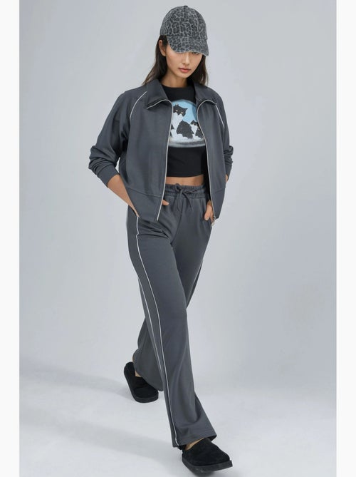 Ensemble deux pièces taille haute jambes larges avec col zippé hiccup - Kiabi Ensemble deux pièces taille haute jambes larges avec col zippé hiccup - Kiabi