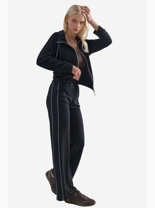 Ensemble deux pièces taille haute jambes larges avec col zippé hiccup - Kiabi Ensemble deux pièces taille haute jambes larges avec col zippé hiccup - Kiabi