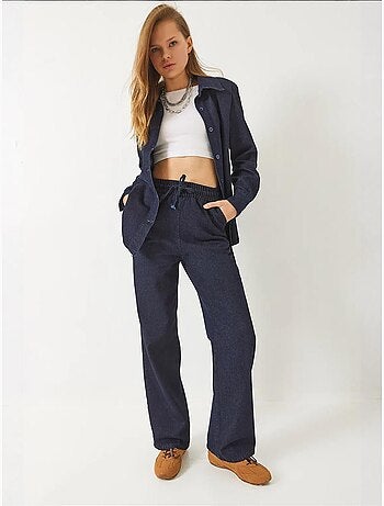Ensemble en jean avec chemise ceinturée à épaulettes et pantalon palazzo bianco lucci