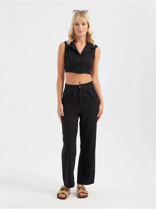 Ensemble gilet court à col en V et pantalon droit plissé - Kiabi Ensemble gilet court à col en V et pantalon droit plissé - Kiabi