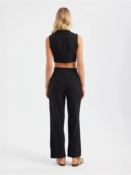 Ensemble gilet court à col en V et pantalon droit plissé - Kiabi Ensemble gilet court à col en V et pantalon droit plissé - Kiabi