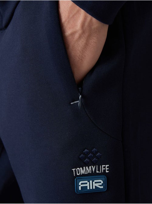 Ensemble homme sweat à capuche et pantalon tommy - Kiabi Ensemble homme sweat à capuche et pantalon tommy - Kiabi