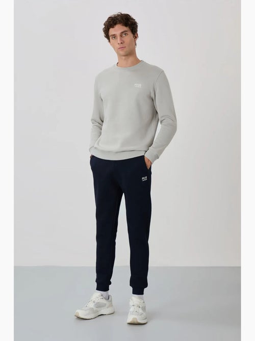 Ensemble homme sweat et pantalon à col rond manches longues tommy - Kiabi Ensemble homme sweat et pantalon à col rond manches longues tommy - Kiabi