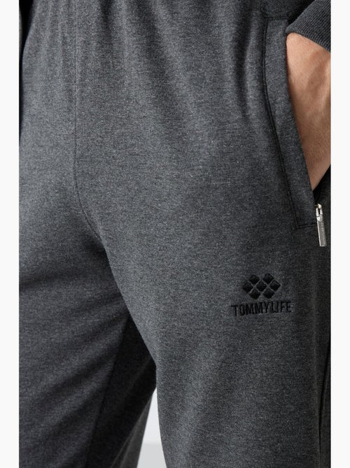 Ensemble homme sweat et pantalon coupe décontractée à col zippé tommy - Kiabi Ensemble homme sweat et pantalon coupe décontractée à col zippé tommy - Kiabi