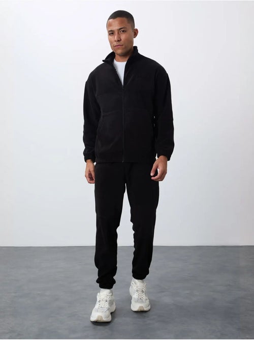 Ensemble homme sweatshirt à col zippé et pantalon tommy - Kiabi Ensemble homme sweatshirt à col zippé et pantalon tommy - Kiabi