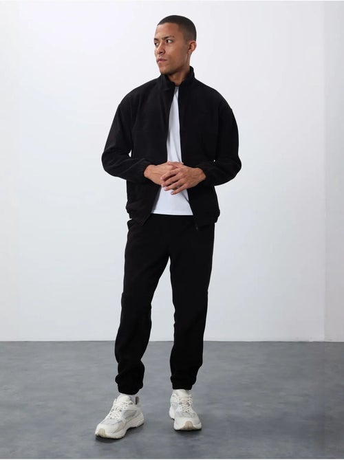 Ensemble homme sweatshirt à col zippé et pantalon tommy - Kiabi Ensemble homme sweatshirt à col zippé et pantalon tommy - Kiabi