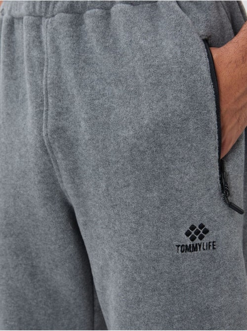 Ensemble homme sweatshirt et pantalon zippé tommy - Kiabi Ensemble homme sweatshirt et pantalon zippé tommy - Kiabi
