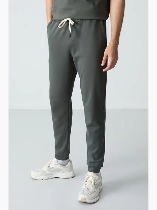 Ensemble homme t-shirt et pantalon oversize tommy - Kiabi Ensemble homme t-shirt et pantalon oversize tommy - Kiabi