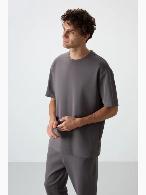 Ensemble homme t-shirt oversize et pantalon tommy - Kiabi Ensemble homme t-shirt oversize et pantalon tommy - Kiabi