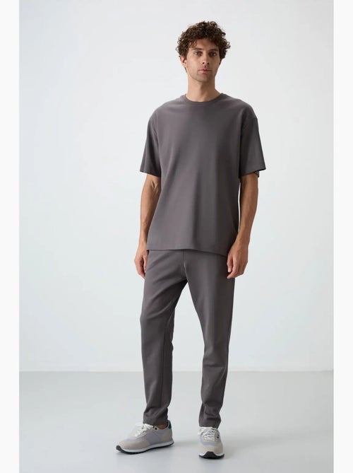 Ensemble homme t-shirt oversize et pantalon tommy - Kiabi Ensemble homme t-shirt oversize et pantalon tommy - Kiabi