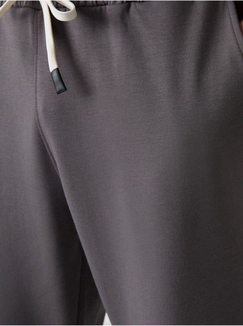Ensemble homme t-shirt oversize et pantalon tommy - Kiabi Ensemble homme t-shirt oversize et pantalon tommy - Kiabi