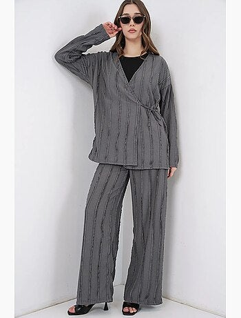 Ensemble kimono et pantalon large à col en v texturé et détail cravate bdart