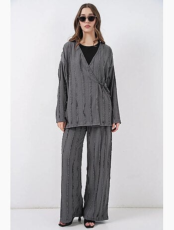Ensemble kimono et pantalon large à col en v texturé et détail cravate bdart