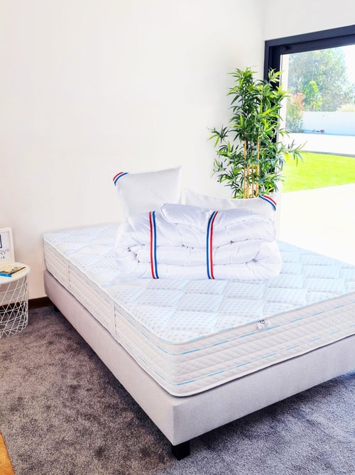 Ensemble literie mousse mémoire de forme 24 cm + sommier gris + oreillers + couette - Kiabi Ensemble literie mousse mémoire de forme 24 cm + sommier gris + oreillers + couette - Kiabi