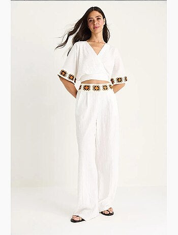 Ensemble pantalon court taille haute avec ceinture et col croisé en tricot bianco lucci