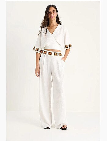 Ensemble pantalon court taille haute avec ceinture et col croisé en tricot bianco lucci