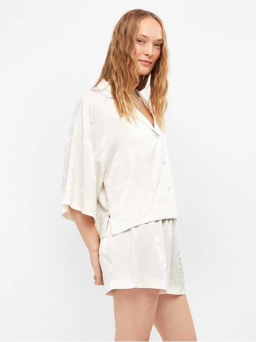Ensemble pyjama short et chemise en tissu jacquard satiné - Kiabi Ensemble pyjama short et chemise en tissu jacquard satiné - Kiabi