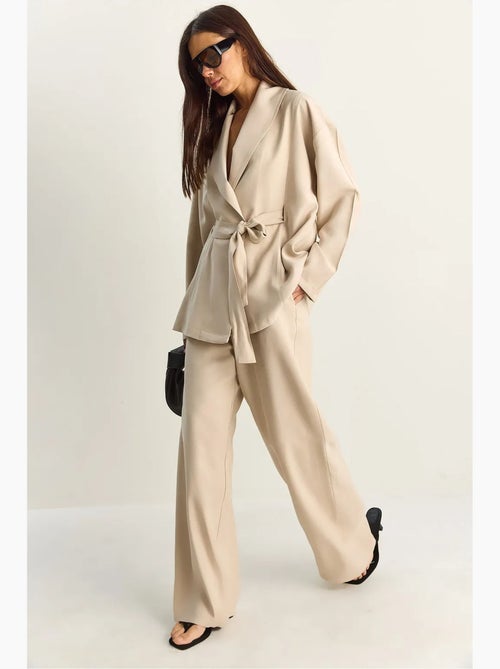 Ensemble taille haute avec détail nœud et col châle lucci - Kiabi Ensemble taille haute avec détail nœud et col châle lucci - Kiabi