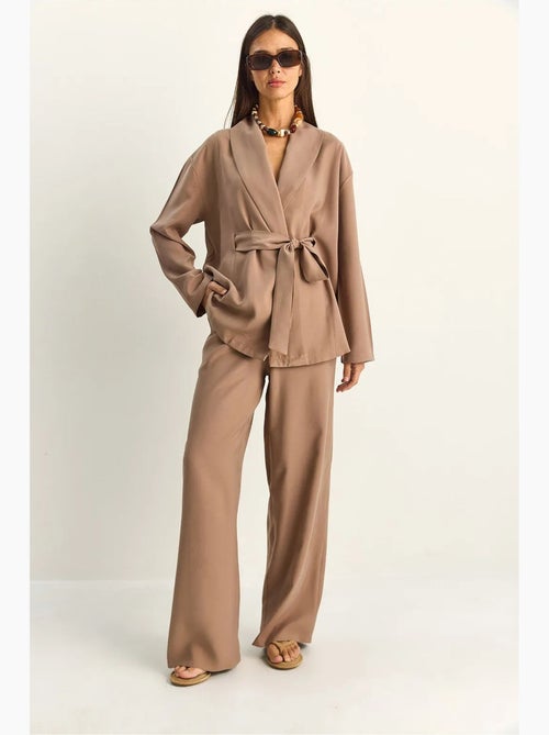 Ensemble taille haute avec détail nœud et col châle lucci - Kiabi Ensemble taille haute avec détail nœud et col châle lucci - Kiabi