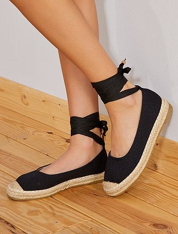 Product A vous de choisir comment porter ces espadrilles : avec ou sans lacets ! - Espadrilles plates - En toile uni - Conseil : ce modèle taille grand, optez pour une pointure en dessous de la pointure habituelle - Ruban amovible tour de cheville - Lichette haut de tige pour ruban tour de cheville - Embouts dorés ruban tour de cheville - Bout de pied contrastant en corde - Bord de semelle contrastant en cordeHabillement Chaussures / Chaussures / Chaussures femme / Espadrilles Standard KIABI