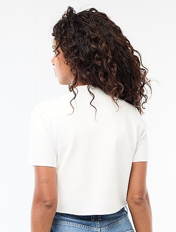 Fermeture par bijou doré au col