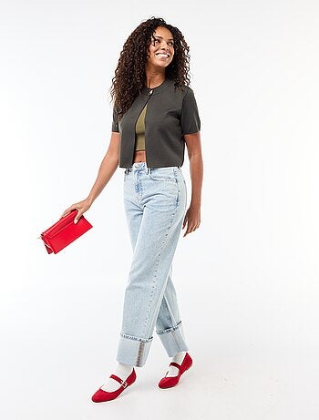 Fermeture par bijou doré au col