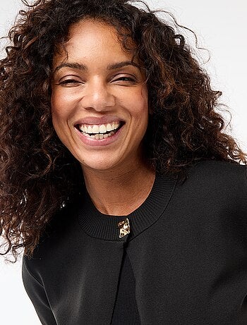 Fermeture par bijou doré au col