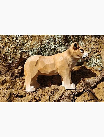 Figurine Lionne en bois