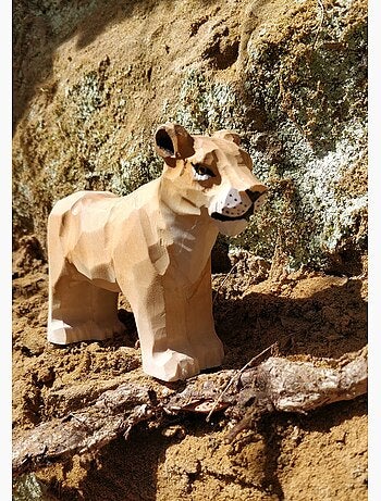 Figurine Lionne en bois