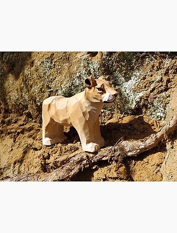 Figurine Lionne en bois