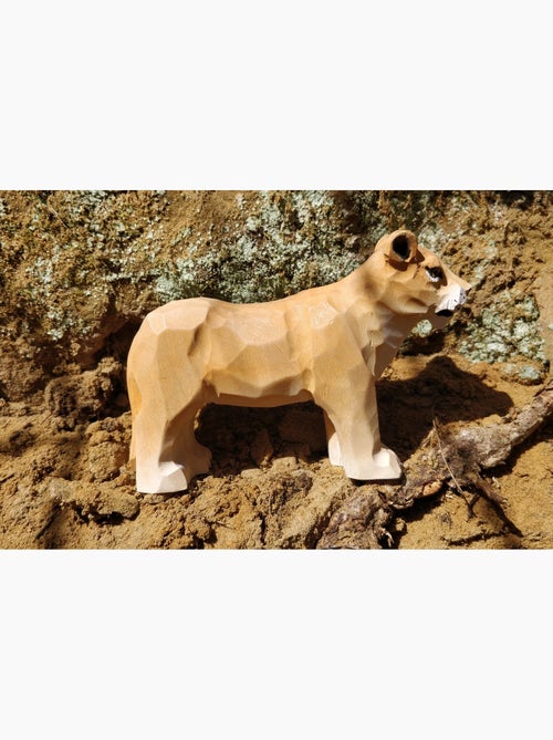Figurine Lionne en bois - Kiabi