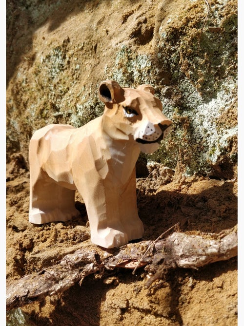 Figurine Lionne en bois - Kiabi