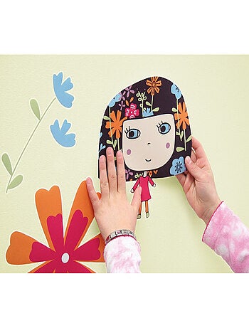 Flowerine, Sticker mural petite fille robe violette entourées de fleurs colorées - 50x70 cm