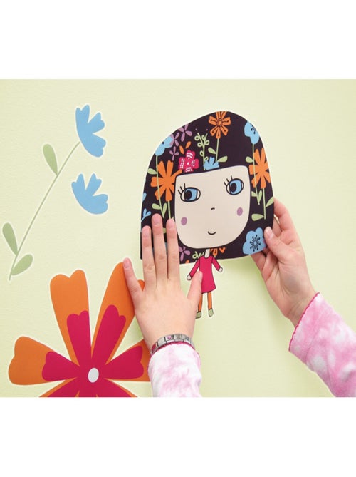 Flowerine, Sticker mural petite fille robe violette entourées de fleurs colorées - 50x70 cm - Kiabi