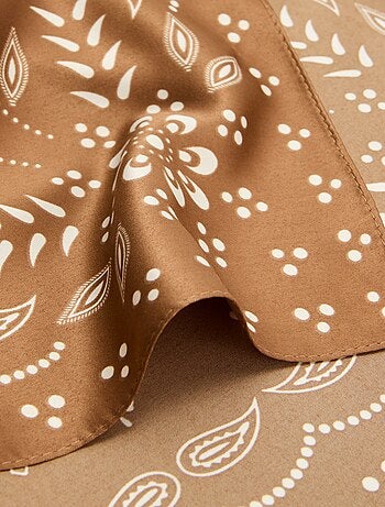 Foulard à motifs