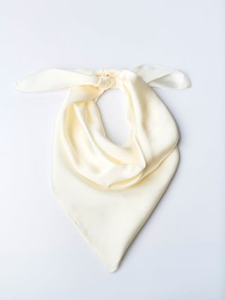 Foulard carré uni aspect satiné