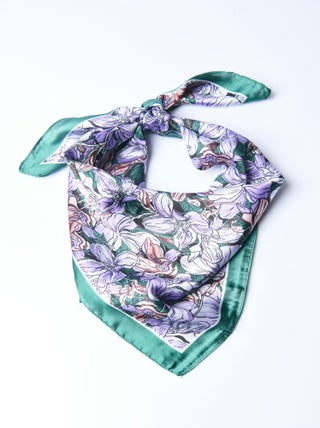 Foulard motif fleuri aspect satiné