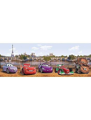Frise Cars City Disney à Paris devant la Tour Eiffel
