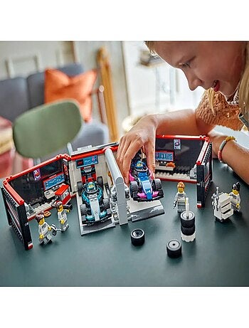 Garage de F1® et voitures Mercedes-AMG et Alpine
