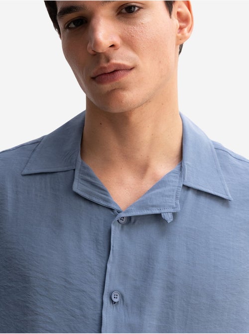 Giesto chemise en crêpe avec détail noué coupe décontractée pour homme - Kiabi Giesto chemise en crêpe avec détail noué coupe décontractée pour homme - Kiabi