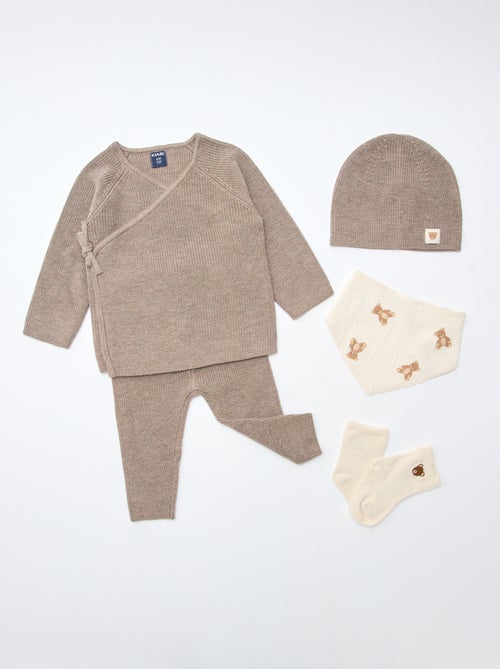 GIFTBOX brassière + pantalon + chaussettes + bonnet + bavoir - Kiabi