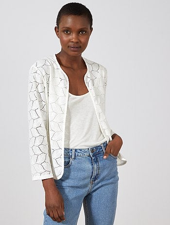 Un petit gilet ajouré qui ajoutera une touche de fantaisie à votre tenue ! - Gilet ajouré 'Jacqueline de Yong' - Manches longues - A pans ouverts - Longueur dos : 54 cm - Notre mannequin porte une taille M et mesure 1m74