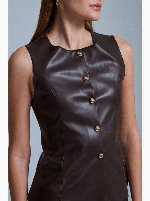 Gilet ajusté en similicuir à boutons dilvin - Kiabi Gilet ajusté en similicuir à boutons dilvin - Kiabi