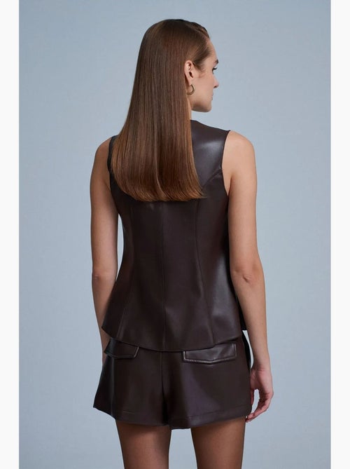 Gilet ajusté en similicuir à boutons dilvin - Kiabi Gilet ajusté en similicuir à boutons dilvin - Kiabi