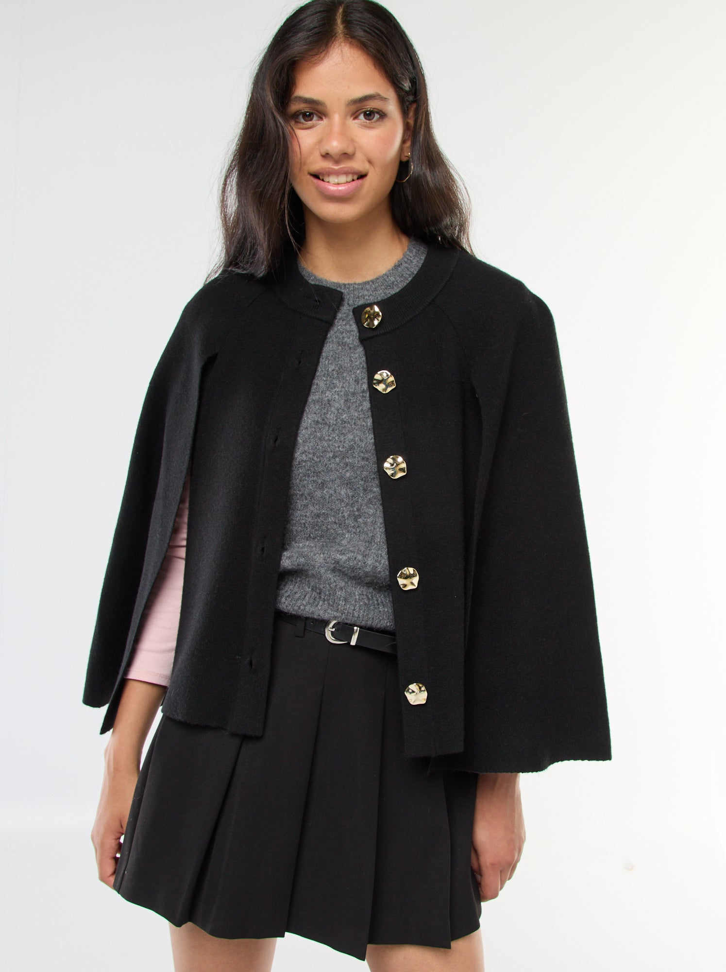 Gilet cape avec boutons dorés