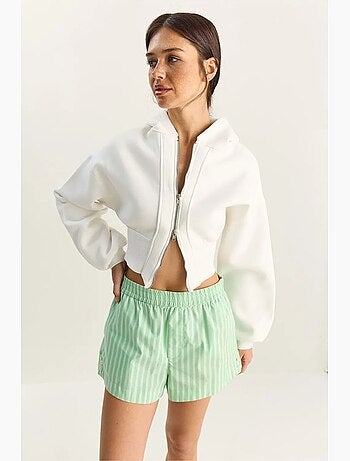Gilet court à capuche , coupe ajustée, en maille côtelée lucci