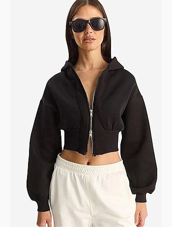 Gilet court à capuche , coupe ajustée, en maille côtelée lucci