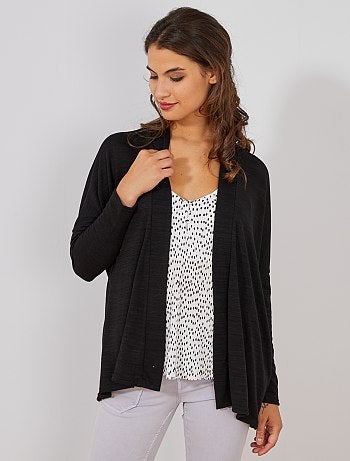 Ouverture à pans et manches descendues : un gilet essentiel à associer avec de nombreux looks. - Gilet court en maille légèrement flammée - Ouverture à pans - Manches longues descendues - Longueur dos : 76 cm environ - Notre mannequin porte une taille L e