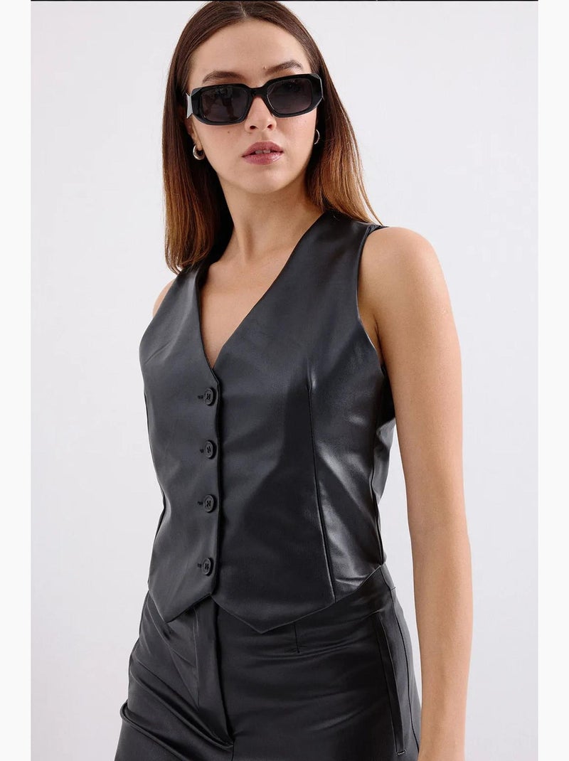 Gilet court boutonné à col en v en similicuir bdart Noir - Kiabi